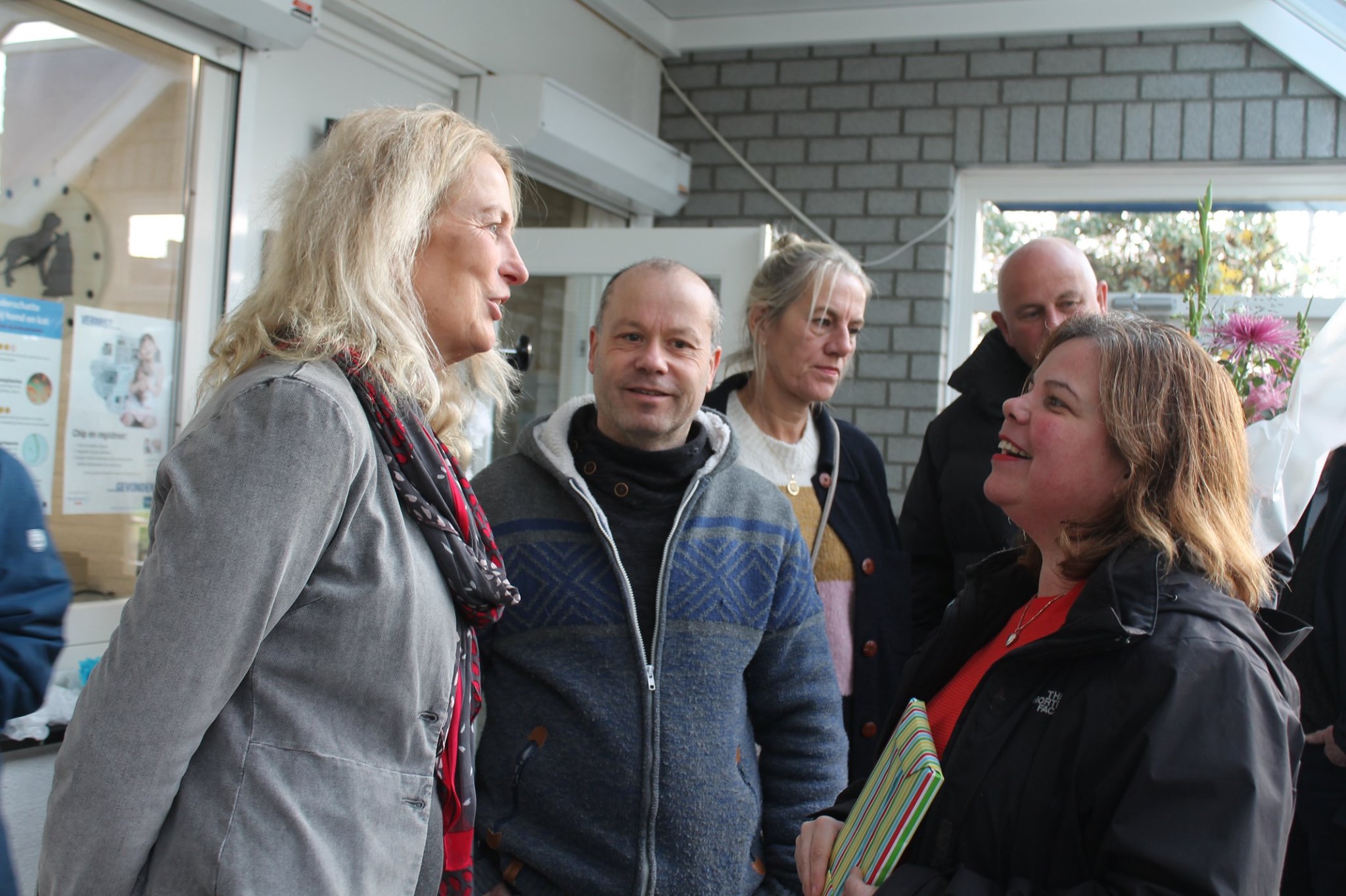 Elma Bartels in gesprek met de bezoekers van de open dag.